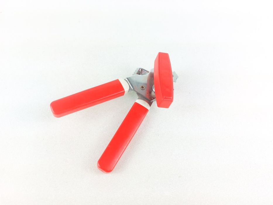 Otwieracz do konserw oraz butelek