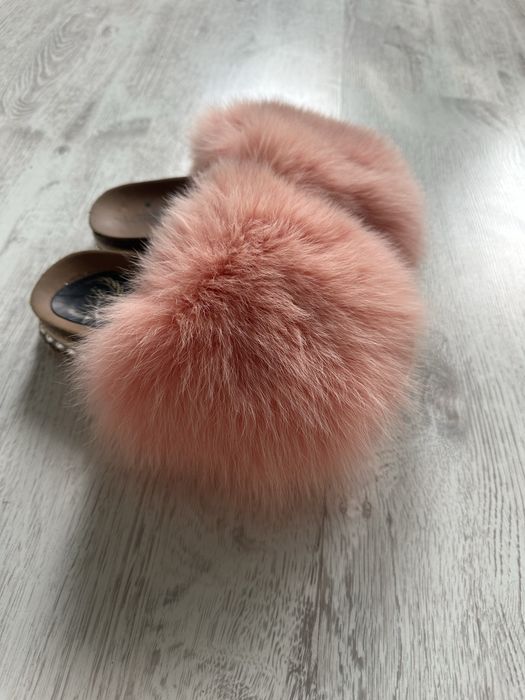 Różowe kapcie z futerkiem – styl i wygoda w jednym!