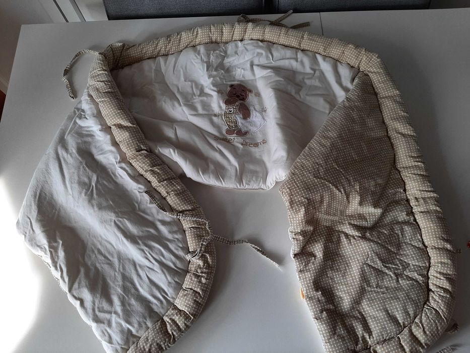 Dwa ochraniacze na szczebelki do łóżeczka