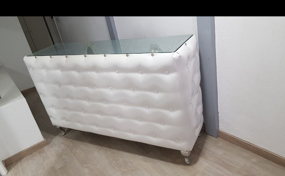 Balcão lakada, com tampa de vidro. Bom estado