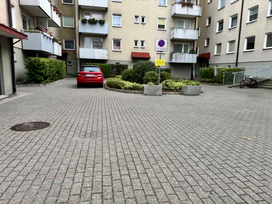 Garaż na Armii Krajowej 9