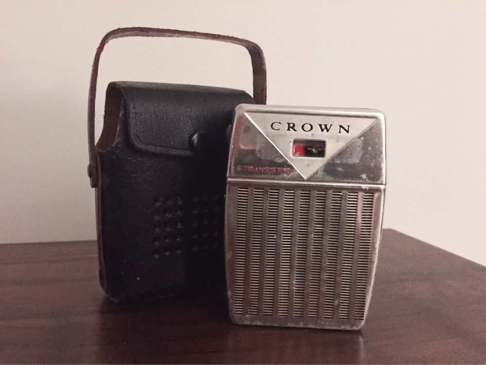 Rádio antigo de bolso da marca Crown