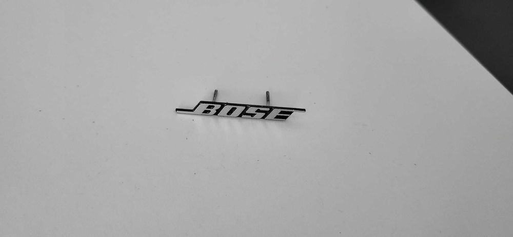 Nowy znaczek BOSE z bolcami logo bolce