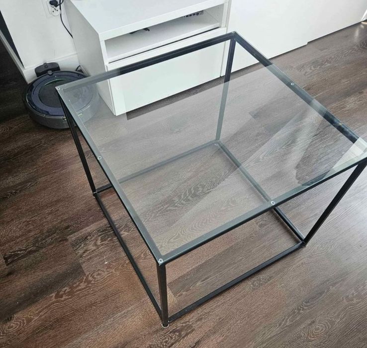 Czarny stolik kawowy ze szklanym blatem