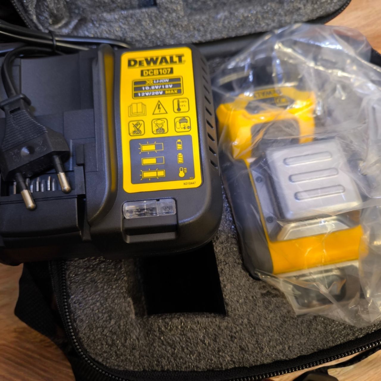 Лазерный уровень DeWalt 089LG 3D 12 линий с штативом
