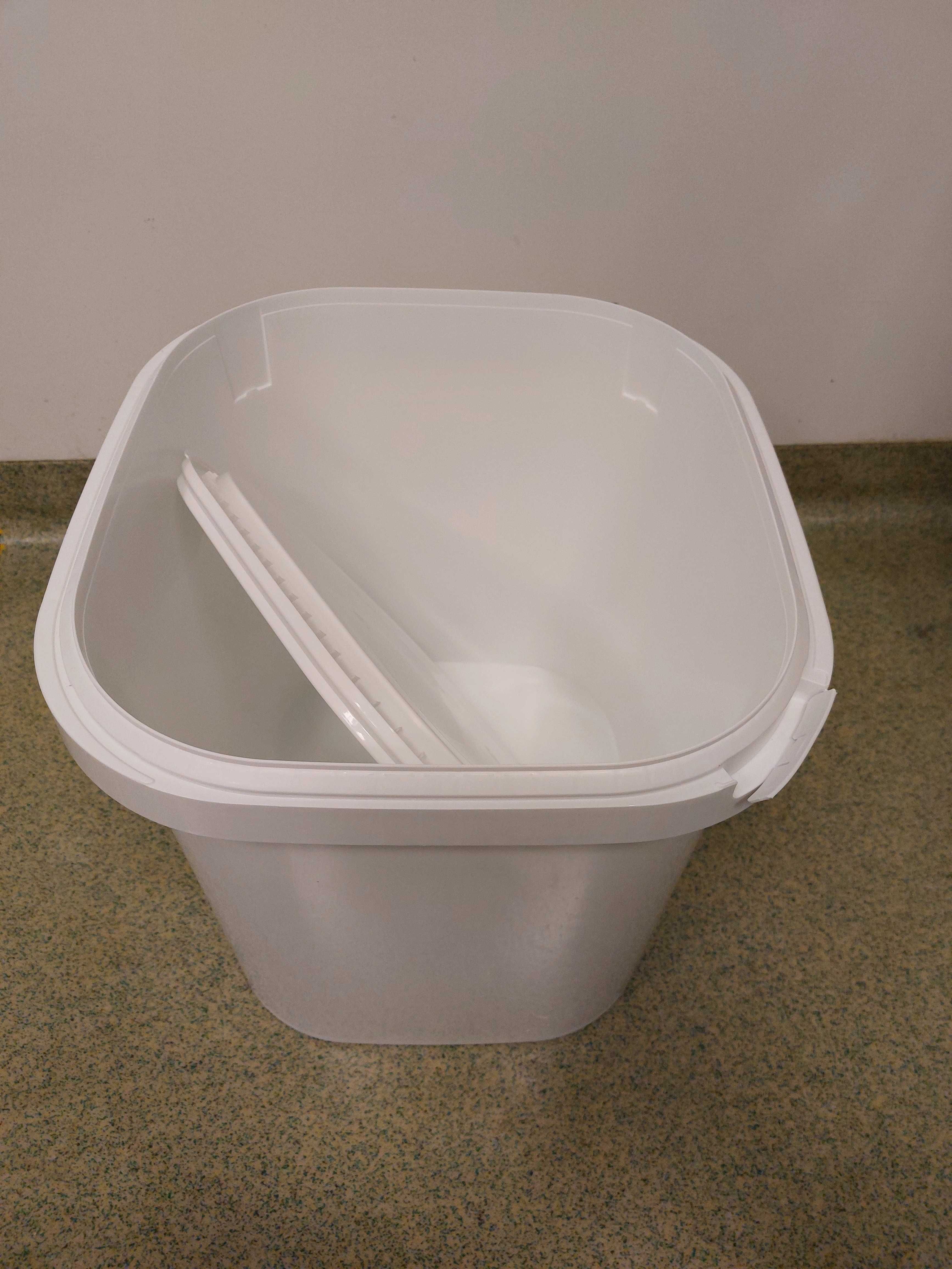 Sprzedam pojemniki plastikowe, białe o pojemnosci okolo 40 litrow