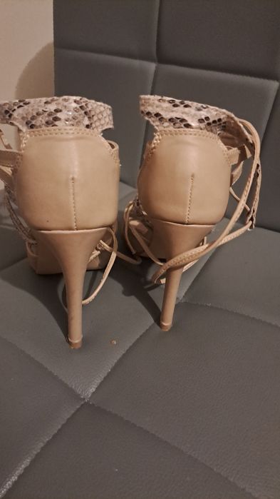 Szpilki bezowe letnie