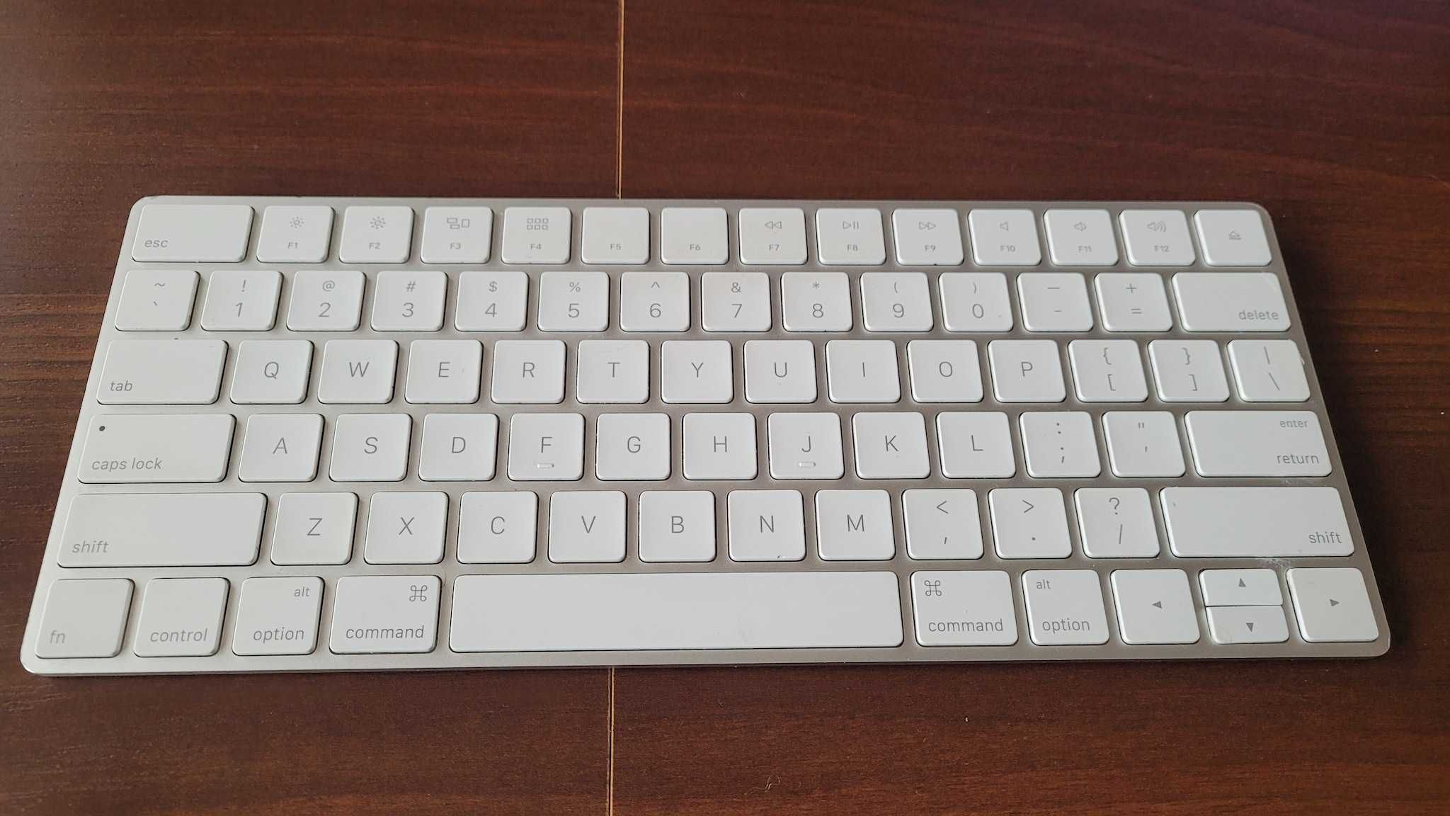 Apple oryginalna biała przenośna klawiatura