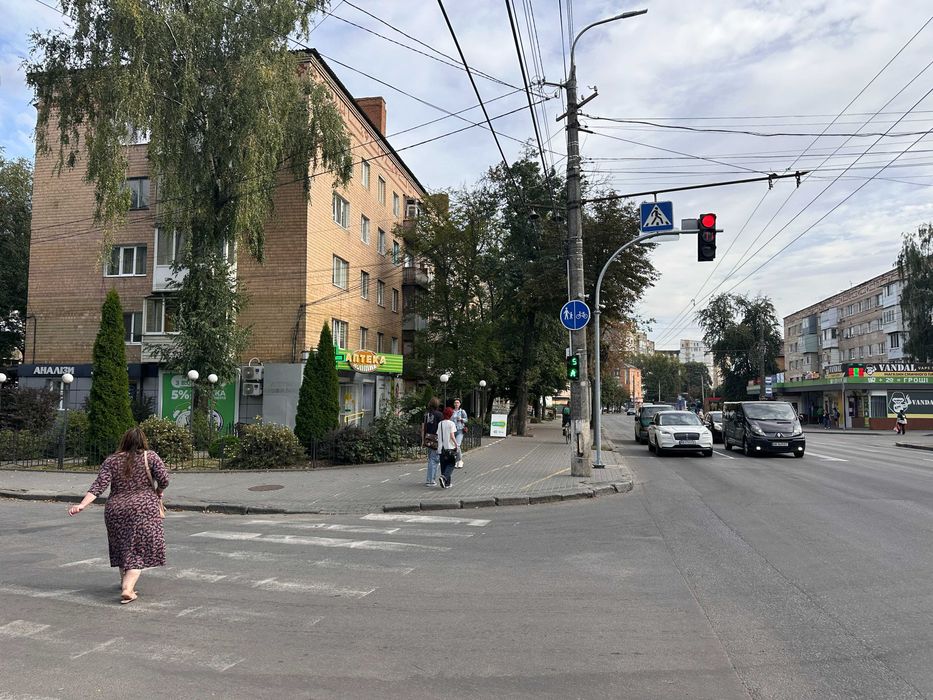 Продаж фасадного приміщення поруч з лікарнею Київська