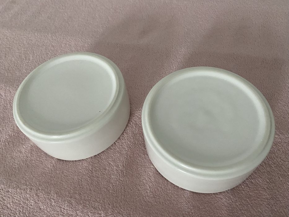 Białe miski ceramiczne dla psa kota z drewnianym stojakiem gratis