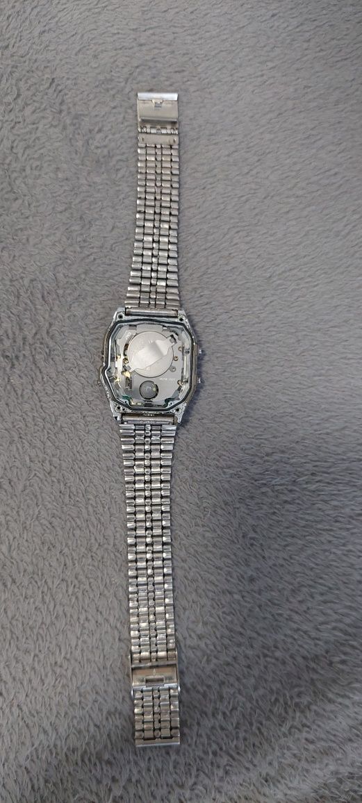 Zegarek  Casio na bransolecie