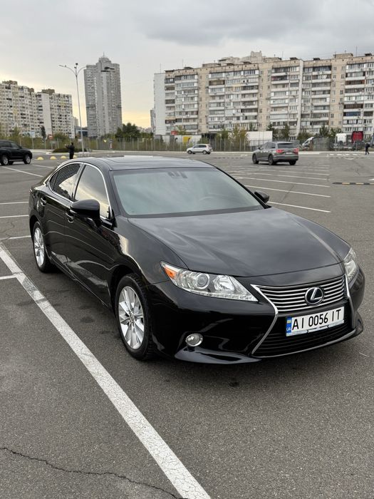 Продаю Lexus ES 300h