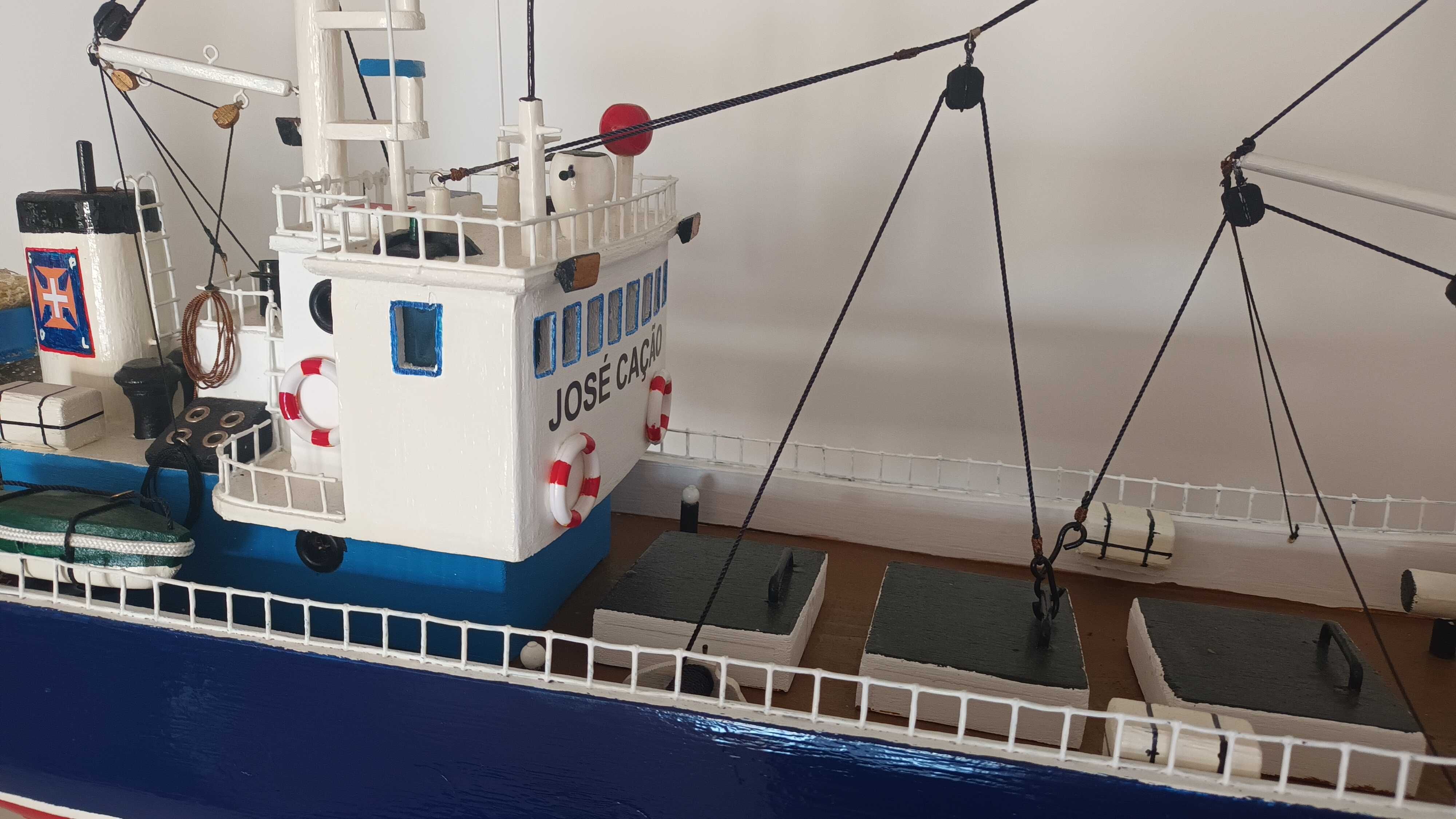 Navio do bacalhau em miniatura.