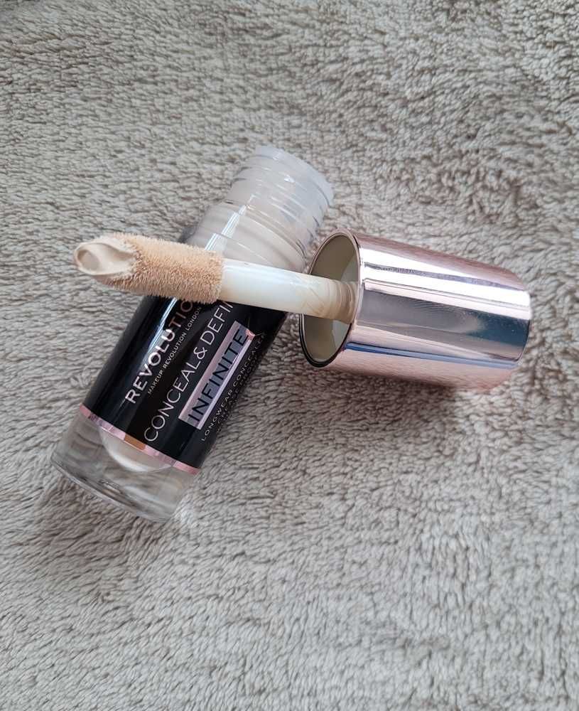 MakeUp Revolution Conceal & Define Infinite korektor kryjący C0.1 5 ml