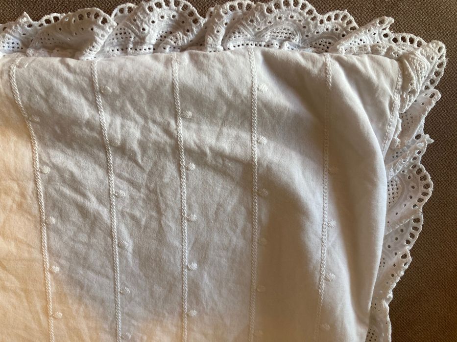 Colcha para cama de criança bordado inglês