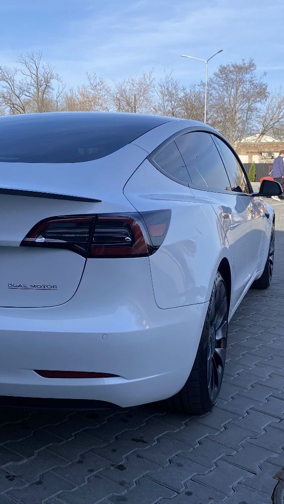 Тесла Model 3 Performance