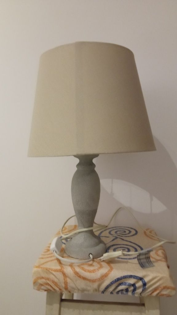Lampa stojąca na stolik