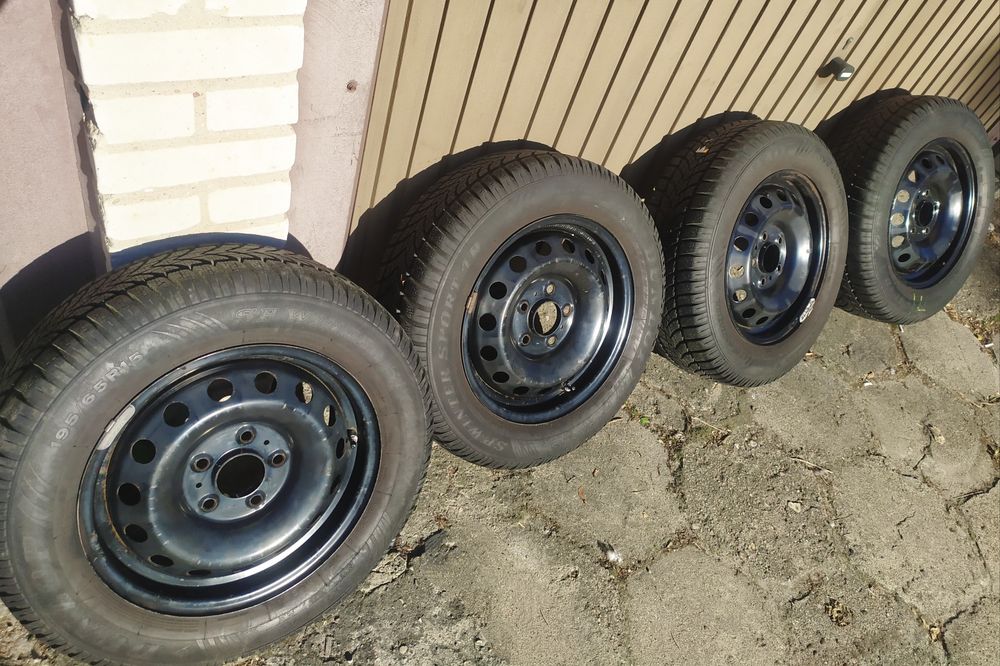 4 Koła stalowe 15 cali wraz z oponami zimowymi Dunlop 195/65/R15.