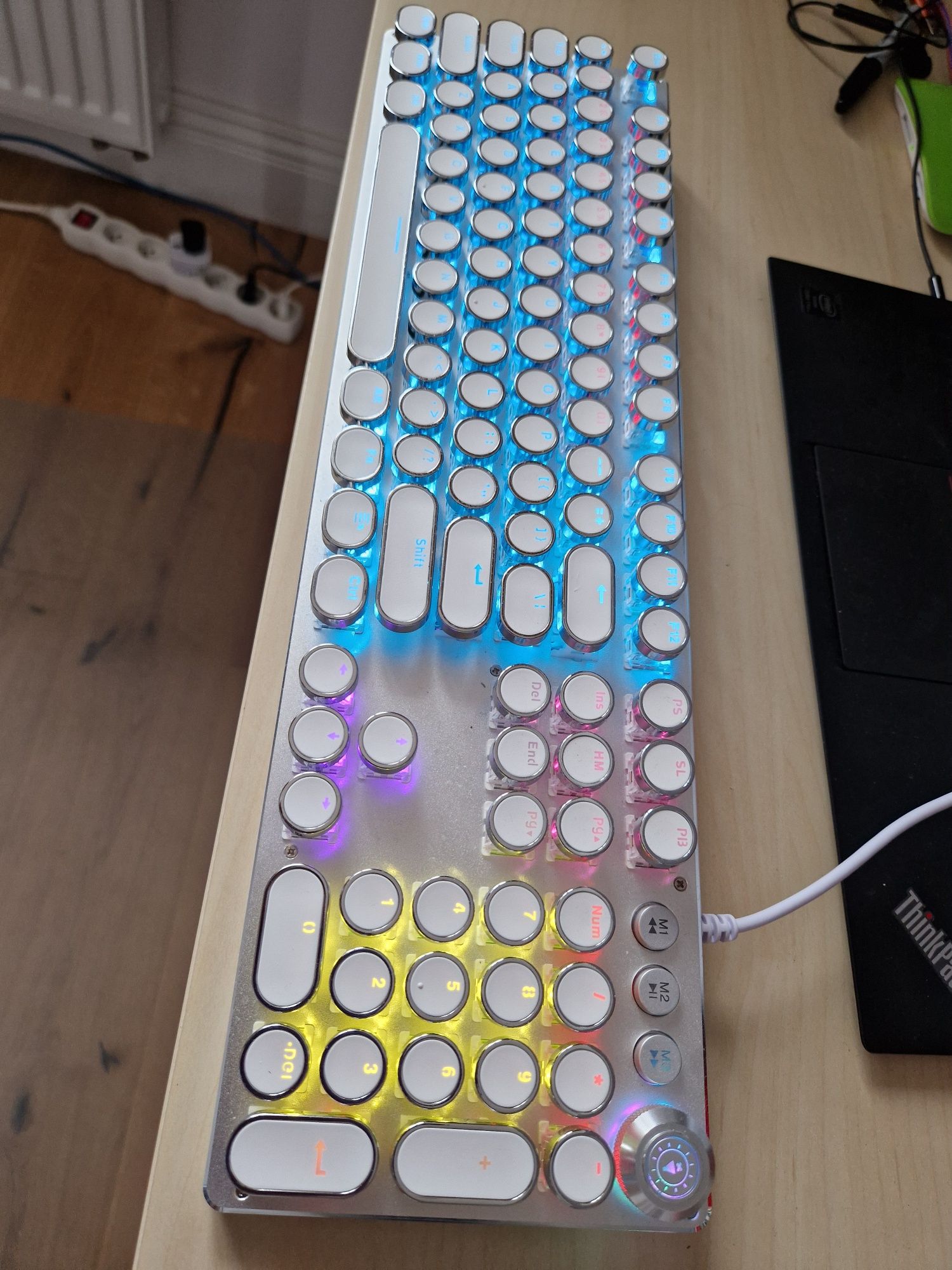 Klawiatura mechaniczna retro na kablu podświetlana