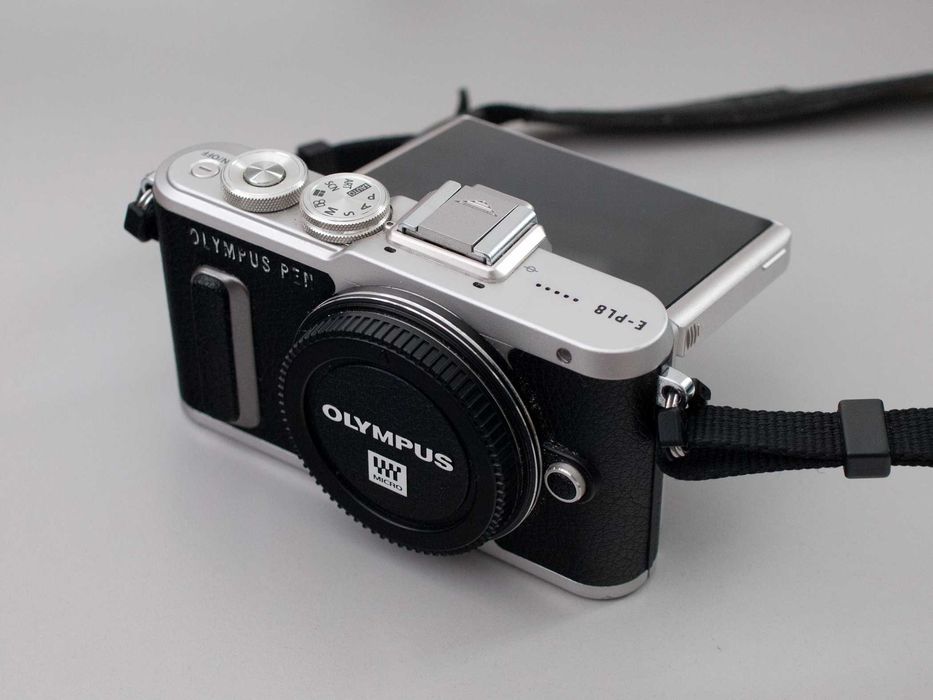 Olympus PEN E-PL8 16.1MP (Corpo + Flash + Bateria Extra + Carregador)
