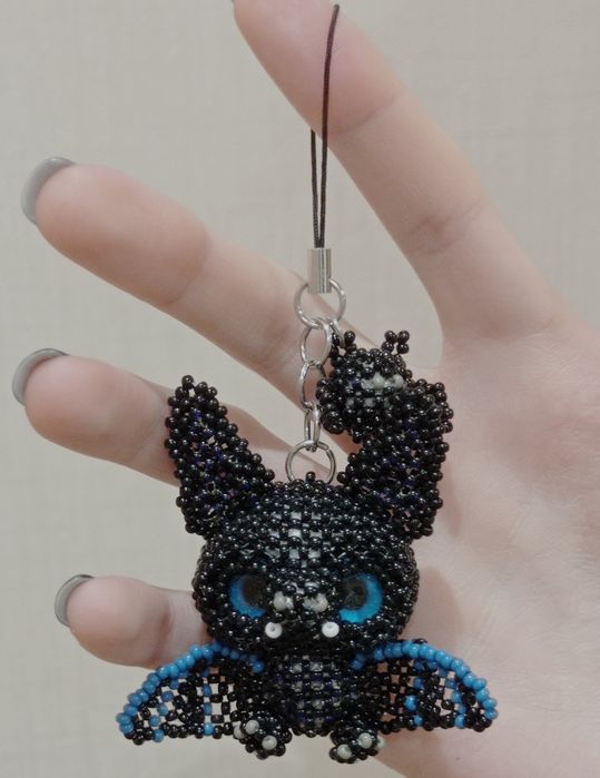 брелок з двома кажанами з бісеру