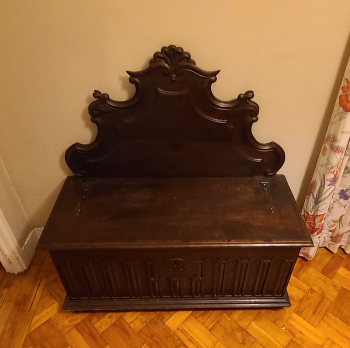 Baú e Banco decorativo antigo com talha em madeira maçica.