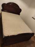 Vendo cama de casal de madeira maciça com colchão