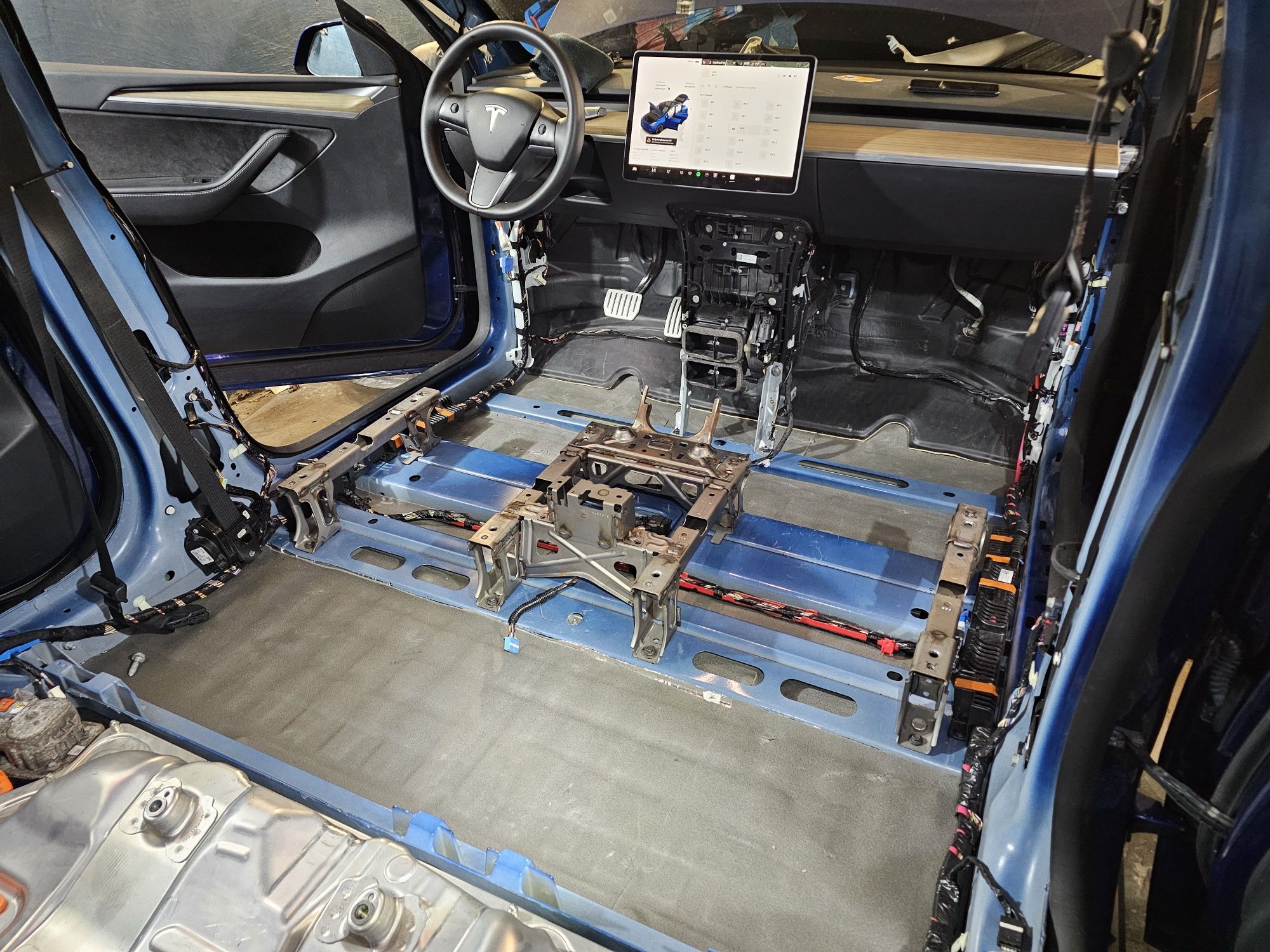 В родной краске Tesla Model Y Performance 2022 FSD, шумка, доводчики.