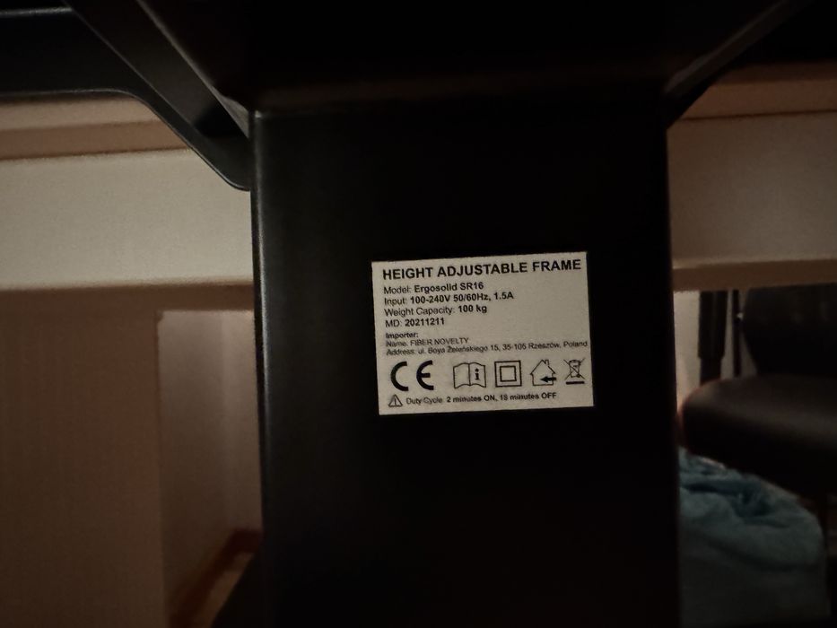 Biurko podnoszone elektrycznie i fotel gamingowy Ikea