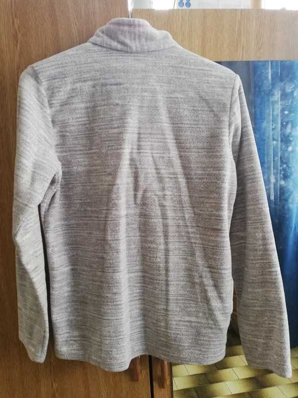 Roupa. Casaco polar cinzento Quechua.