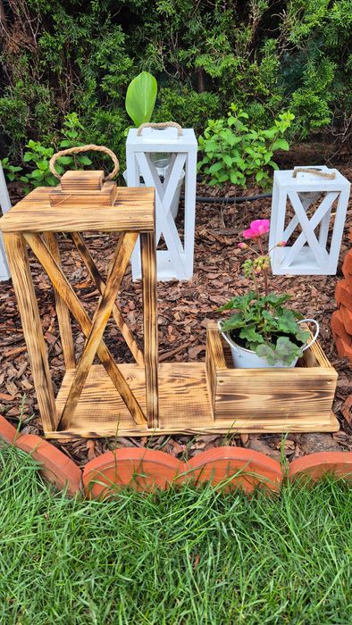 Lampion drewniany opalony na desce z doniczką