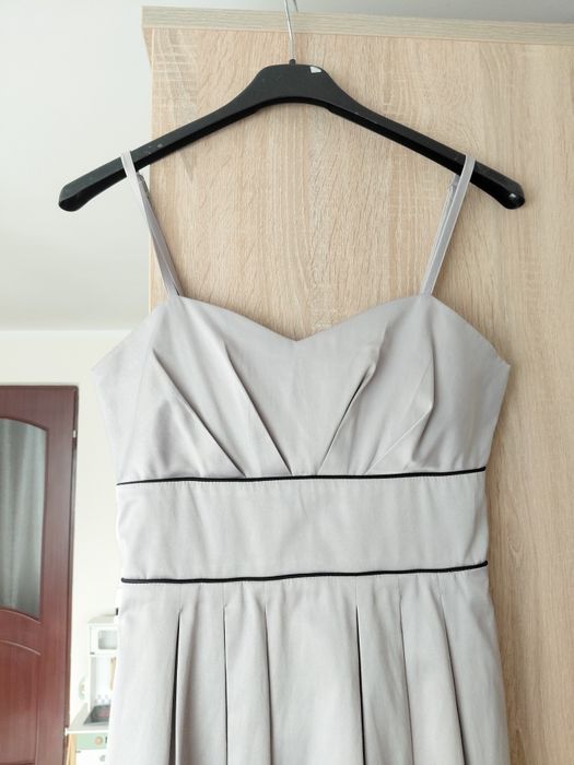 Szara satynowa sukienka bombka Reserved s