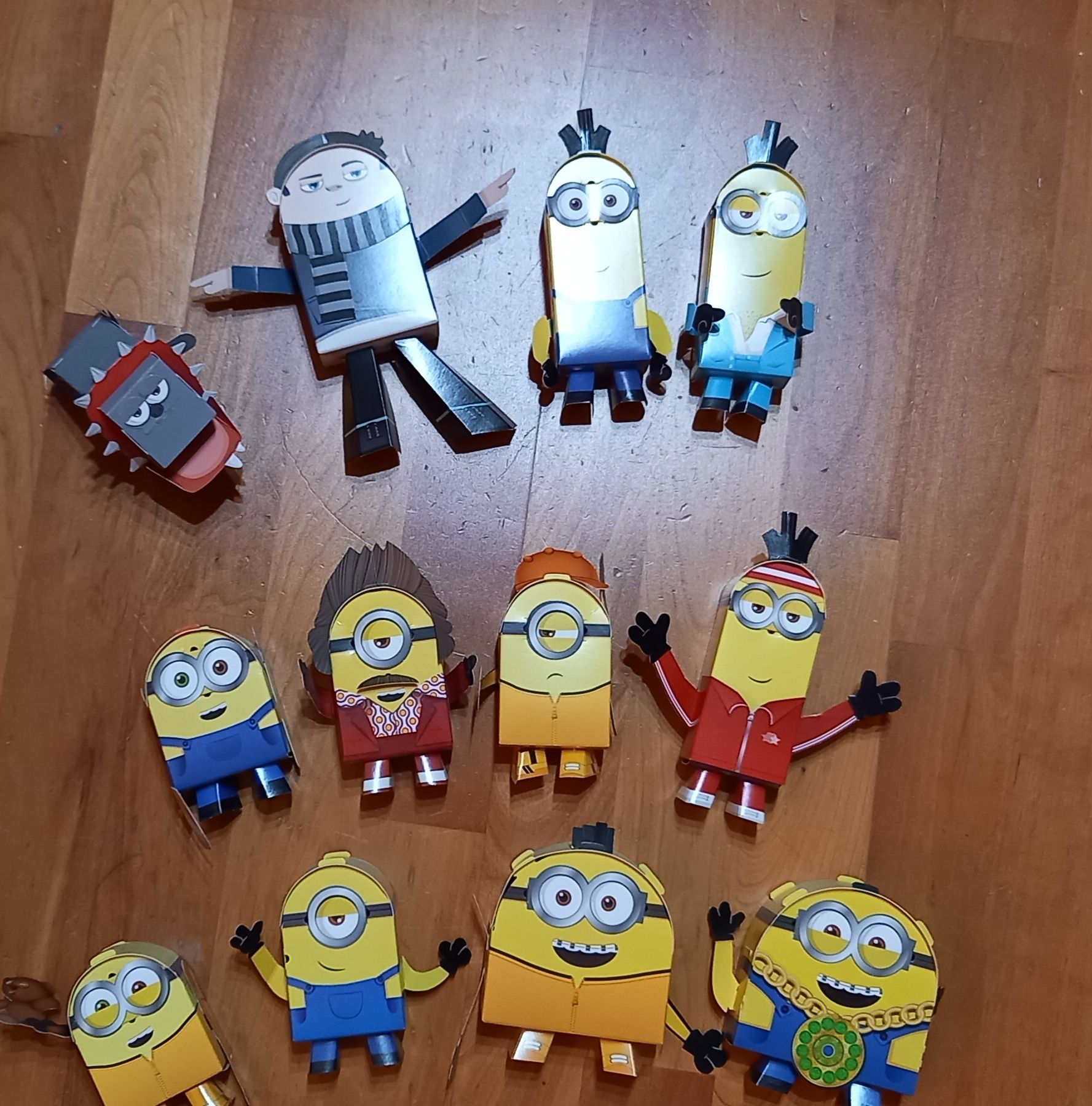Minionki zabawki postacie z papieru