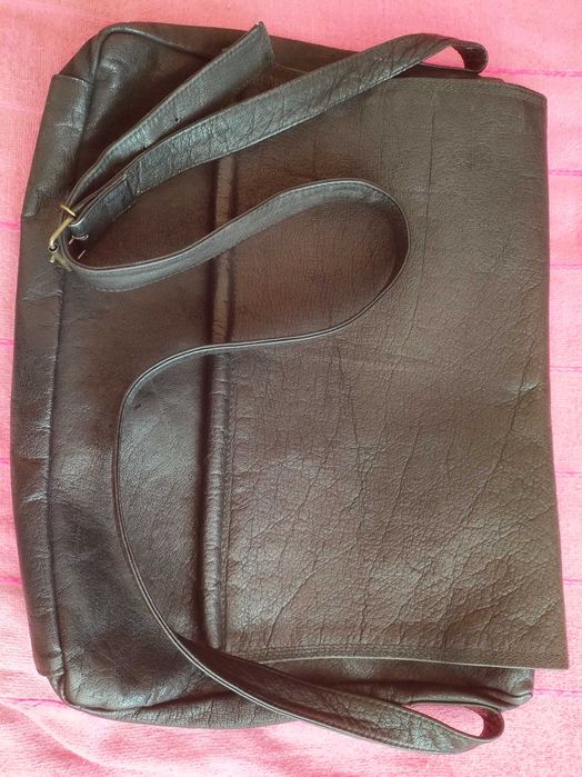 Сумка чисто шкіряна чоловіча через плече гарна без слідів користування