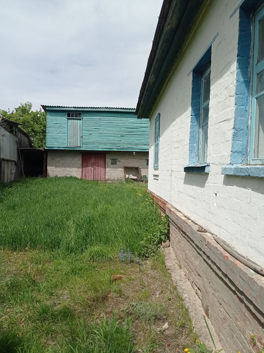 Гарний дім поряд з річкою в с.Брусилів