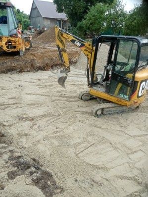 Usługi koparko-ładowarką, minikoparką, wywrotka 3,5 t . Michałowice.