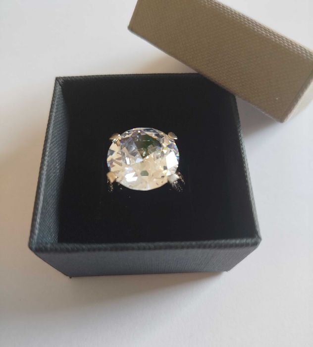 Srebrny pierścionek z kamieniem 925