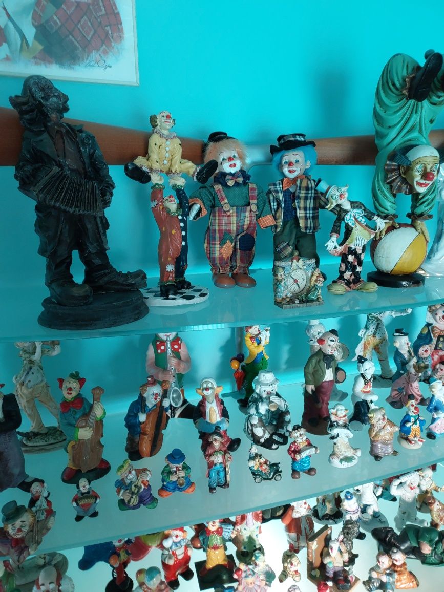 Niepowtarzalna kolekcja figurek klaunów.