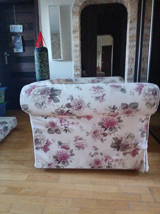 Jasna sofa w róże