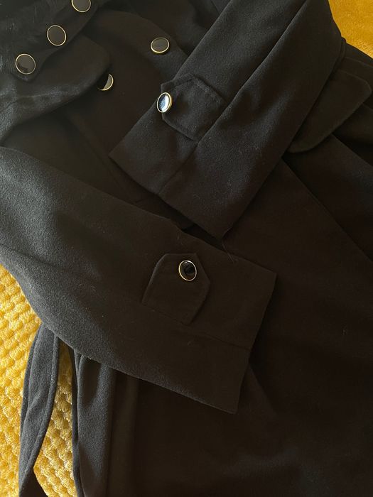 Sobretudo feminino plissado em preto