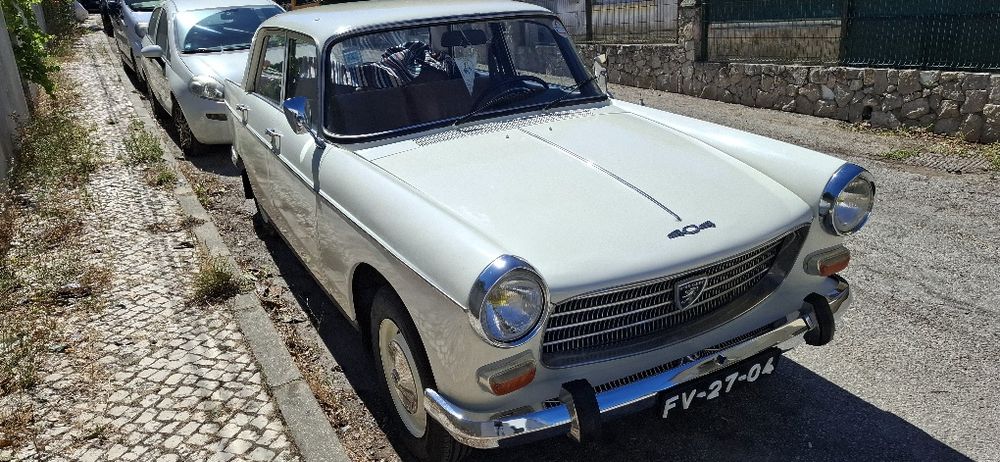 Peugeot 404 restaurado em muito bom estado