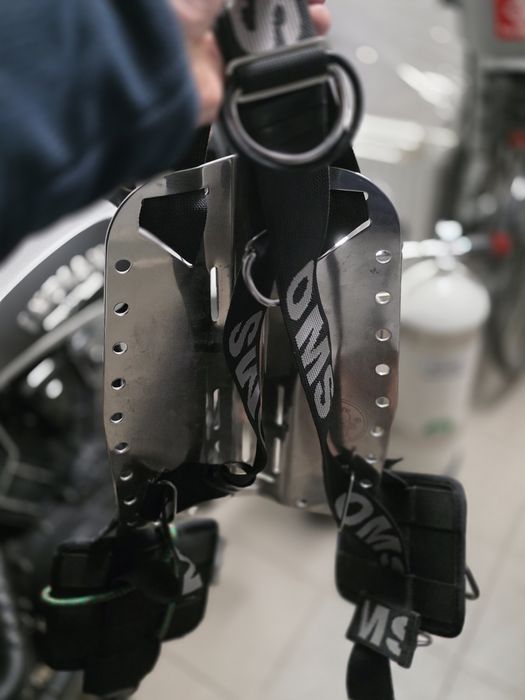 OMS skladajacy sie ze skrzydla i plyty z uprzeza