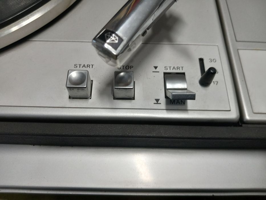 Gira discos com radio grundig (avariado)