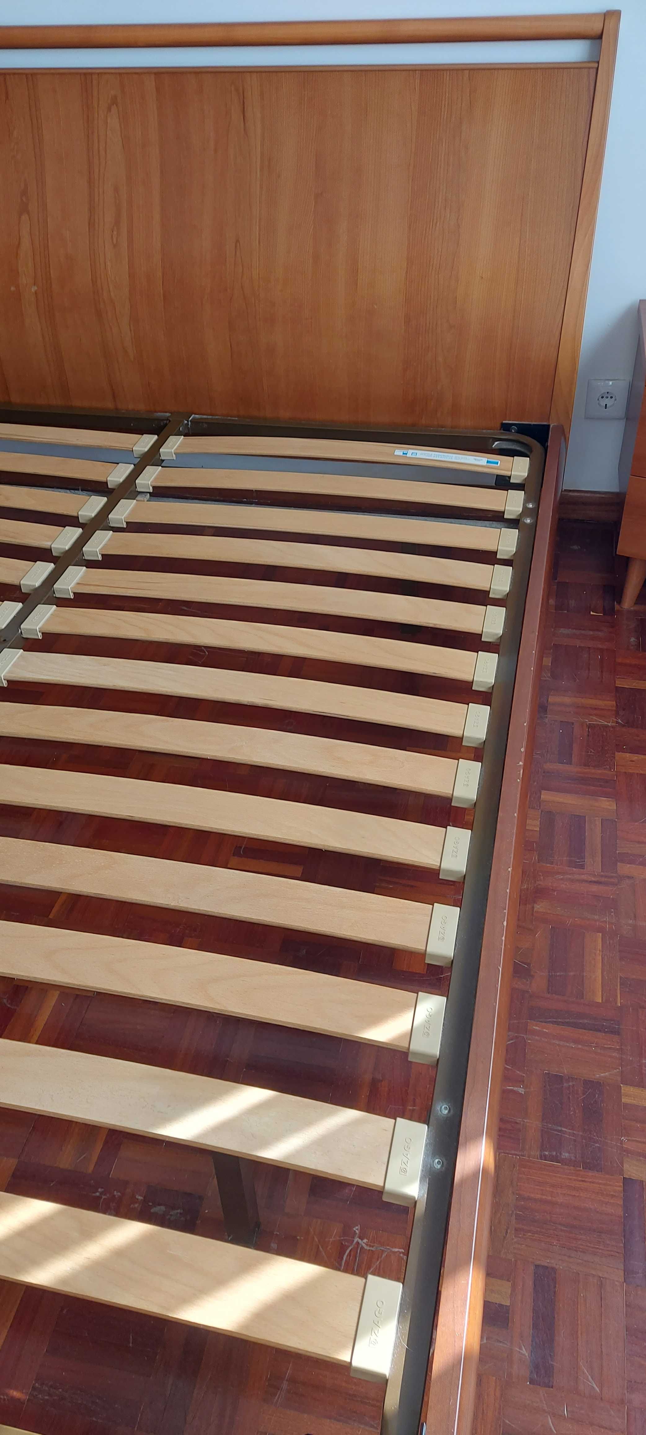 cama casal + 2 mesinhas de cabeceira