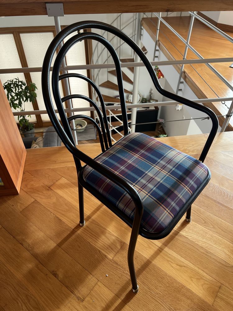 Cadeira metal preta com tecido escoces