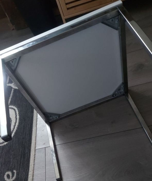 Stolik kawowy bialy 45cmx45cm nozki chromowane
srebrne