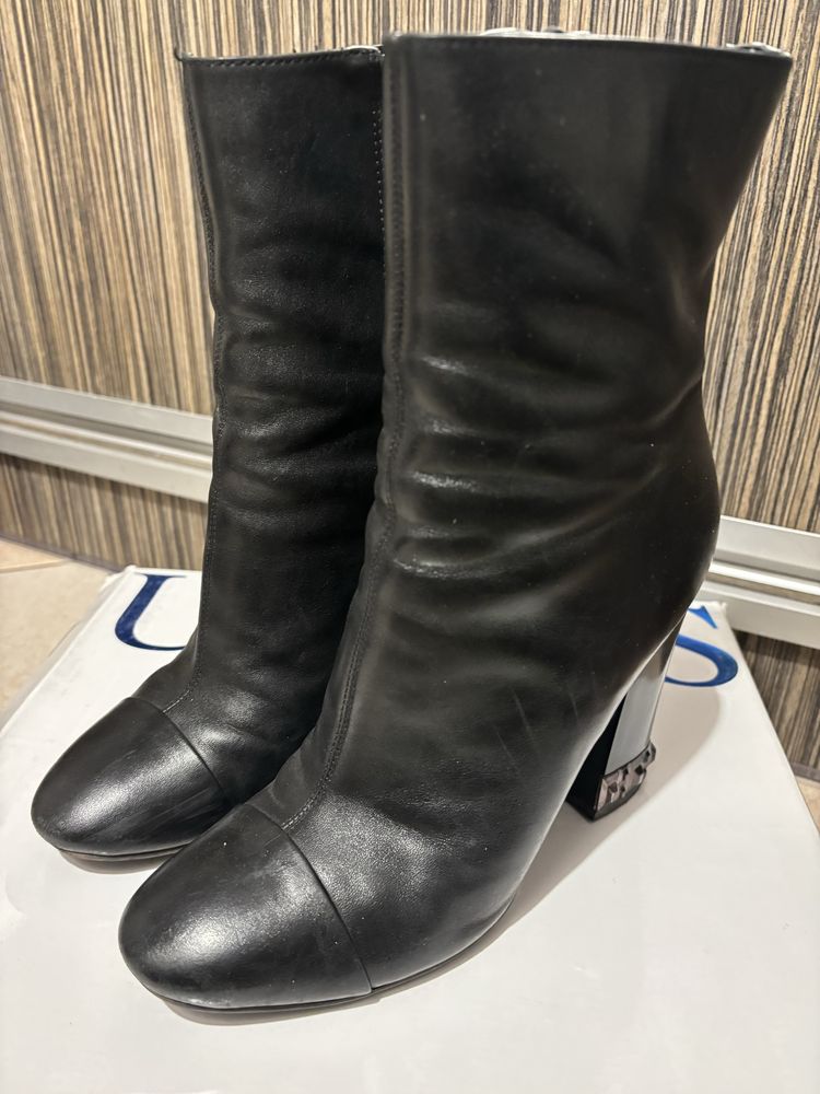 Botki GUESS 39 skorzane z cwiekami na obcasie