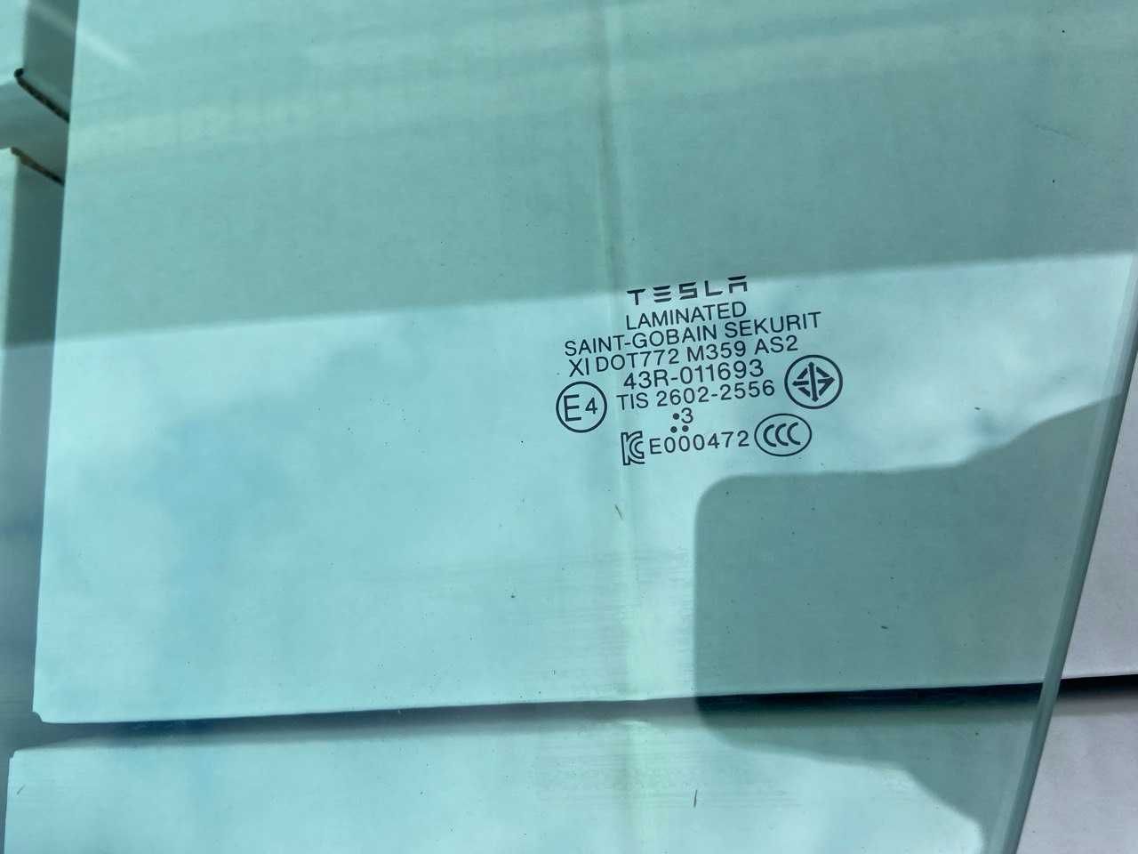 Стекло боковое Tesla Model Y / Model 3 Оригинал LH/RH