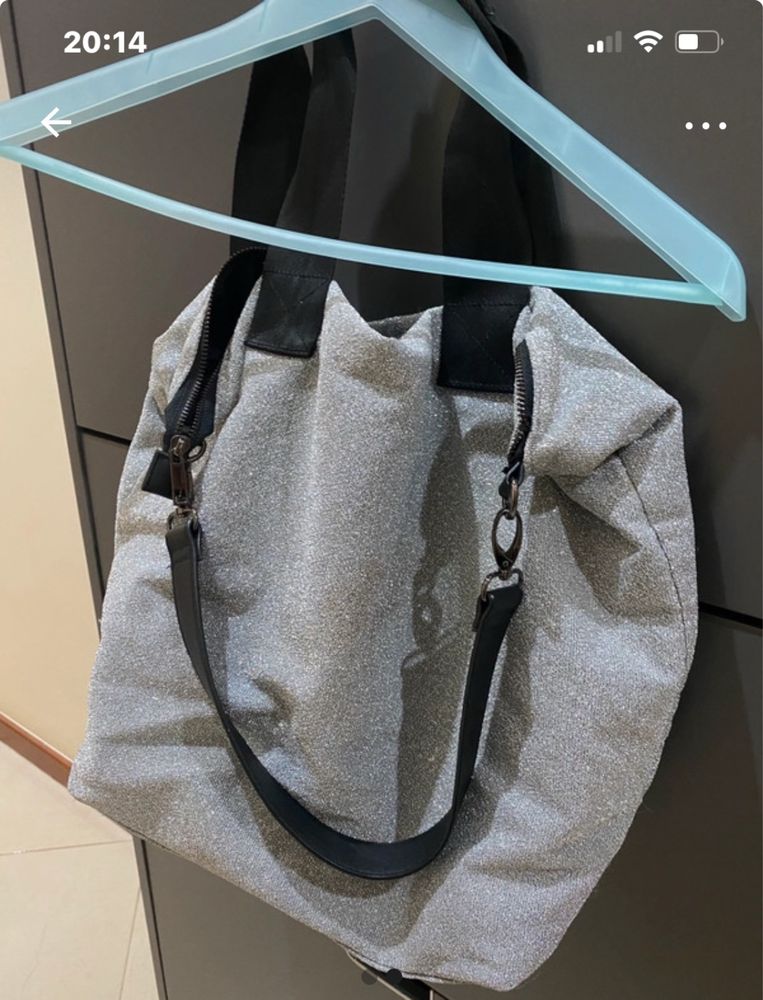 Bolsa prateada com algum uso mas muito gira