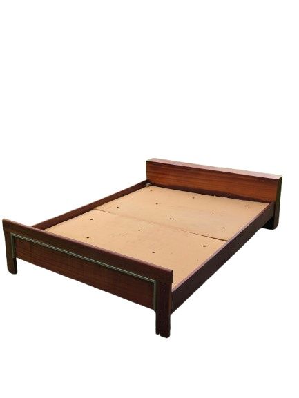 Cama de casal com estrado, com 2 mesas de cabeceira e 1 cómoda.